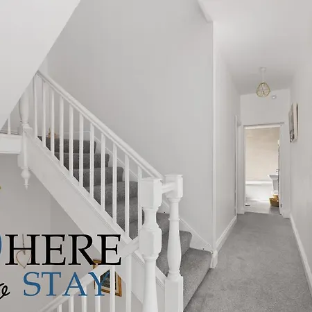 Holiday home Elegant 4bed House-free Parking *